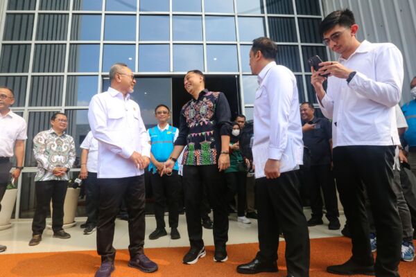 Wali Kota Surabaya Eri Cahyadi saat menyambut Menteri Koordinator Bidang Pangan (Menko Pangan) Zulkifli Hasan di TPA Benowo/Dok.Diskominfo