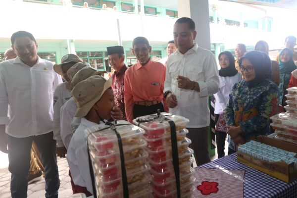 Wali Kota Surabaya Eri Cahyadi saat meninjau langsung makan bergizi gratis ke sekolah/Dok.Diskominfo Surabaya