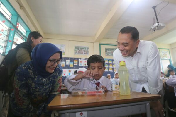 Wali Kota Surabaya Eri Cahyadi bersama Ketua TP PKK Surabaya Rini Indriyani Eri Cahyadi meninjau langsung makan bergizi gratis di sekolah/Dok.Diskominfo Surabaya