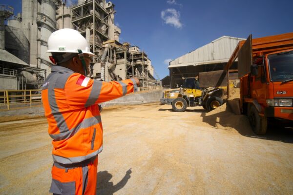 Proses bongkar muat sekam padi di storage area sekam padi di Pabrik Lhoknga, Kabupaten Aceh Besar, Provinsi Aceh/istimewa