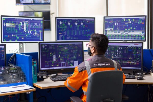 Karyawan PT Semen Gresik melakukan monitoring proses produksi semen melalui Central Control Room (CCR) Pabrik Rembang, Jawa Tengah. Proses produksi di pabrik SIG ditunjang dengan implementasi digitalisasi untuk optimasi kegiatan produksi untuk mencapai efisiensi penggunaan energi dan peningkatan produktivitas/istimewa