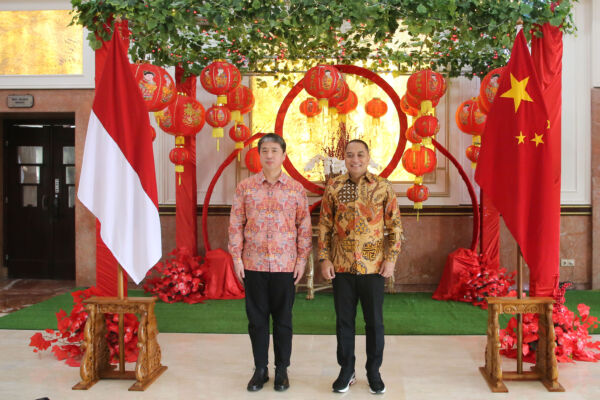 Wali Kota Surabaya Eri Cahyadi, saat menerima kunjungan Konjen RRT di Surabaya, Mr. Xu Yong, di Ruang Kerja Wali Kota, Selasa (11/2/2025). 