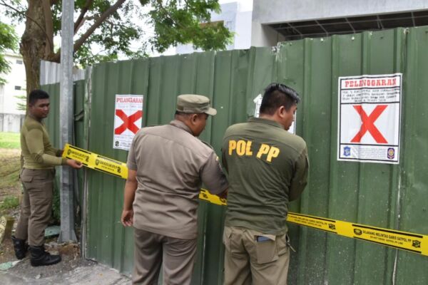 Satpol PP Surabaya Segel Bangunan Tak Miliki PBG (dok. Pemkot Surabaya)