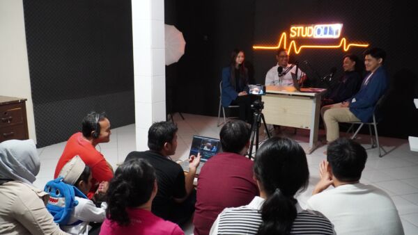 Suasana siaran podcast di ruang Srawung Gang Dolly/Dok.bicarasurabaya.com
