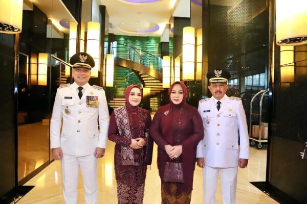 Wali Kota Surabaya Eri Cahyadi bersama Wakil Wali Kota Surabaya Armuji seusai dilantik presiden/Dok.bicarasurabaya.com