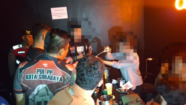 Anggota Satpol PP Surabaya saat merazia miras saat bulan Ramadhan/Dok.Bicarasurabaya.com