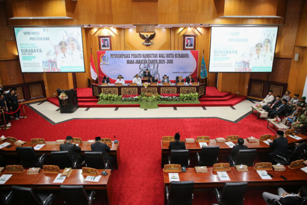 Rapat paripurna di Gedung DPRD Kota Surabaya, Senin (3/3/2025).