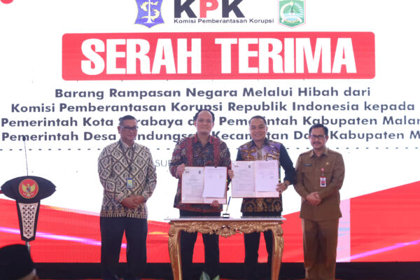 Acara Serah Terima Barang Rampasan Negara Melalui Hibah dari KPK di Balai Kota Surabaya, Selasa (18/3/2025).