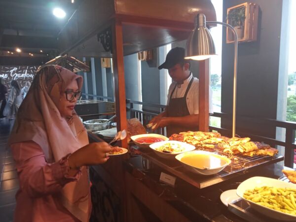 Salah satu pengunjung menikmati martabak khas Fave Hotel Rungkut Surabaya/Dok.bicarasurabaya.com