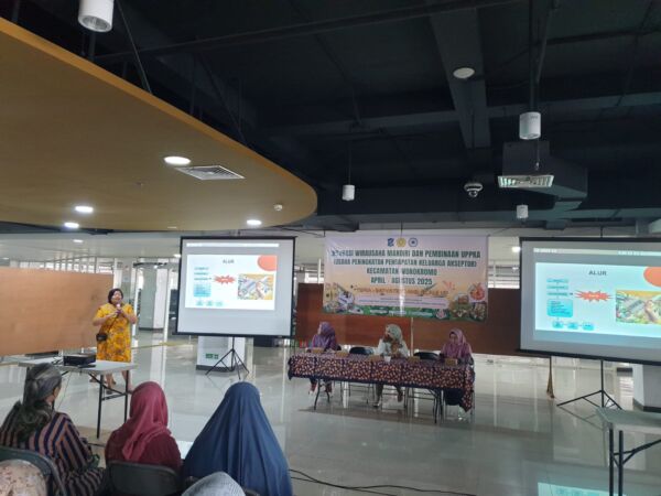 Ketua Pusat Riset Ekonomi, Sosial dan Humaniora UPN Veteran Jawa Timur, Prof. Dr. Dra. Ignatia Martha H., ME saat menyampaikan materi dalam pembukaan UPPKA Wonokromo 2025/Dok.bicarasurabaya.com