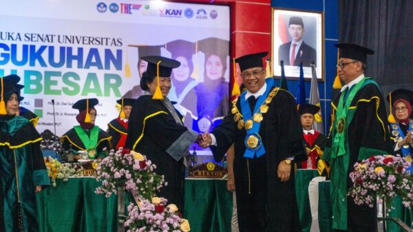 Prosesi pengukuhan guru besar Prof. Dr. Dra. Ignatia Martha Hendrati, M.E. oleh Rektor UPN Veteran Jawa Timur/Dok.Bicarasurabaya.com