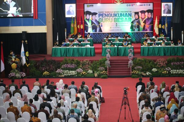Prosesi pengukuhan 5 guru besar di UPN Veteran Jawa Timur/Dok.Bicarasurabaya.com