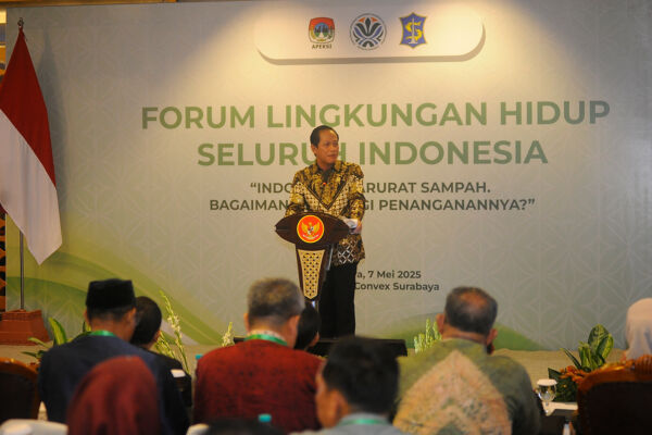Menteri Lingkungan Hidup Republik Indonesia (LH RI) Hanif Faisol Nurofiq saat menjadi keynote speaker dalam acara tersebut/dok.bicarasurabaya.com