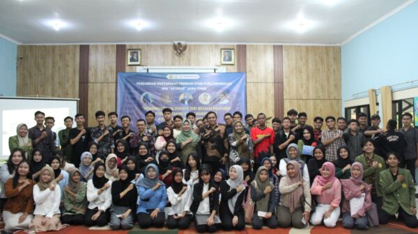 FOTO BERSAMA: Tim pengabdian, pengelola Asrama Bibit Unggul dan para peserta berfoto bersama usai Pelatihan Public Speaking untuk Mahasiswa Asrama Bibit Unggul, Maret lalu, Maret lalu/dok.bicarasurabaya.com