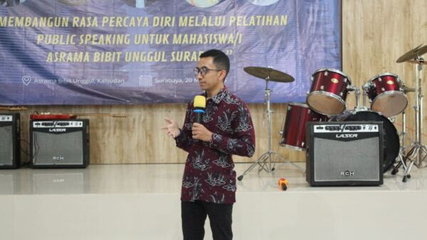 Anggota Pengabdian Reza Mehdi Fauzi saat memberikan sambutannya dalam pelatihan tersebut/Dok.bicarasurabaya.com