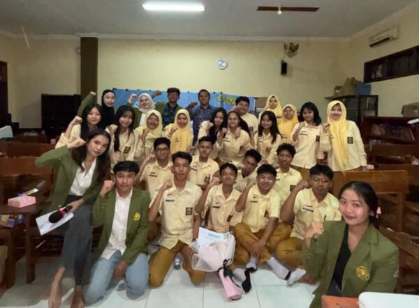 Pengurus Osis SMAN 2 Surabaya foto bersama seusai mengikuti pelatihan Public speaking/dok.bicarasurabaya.com