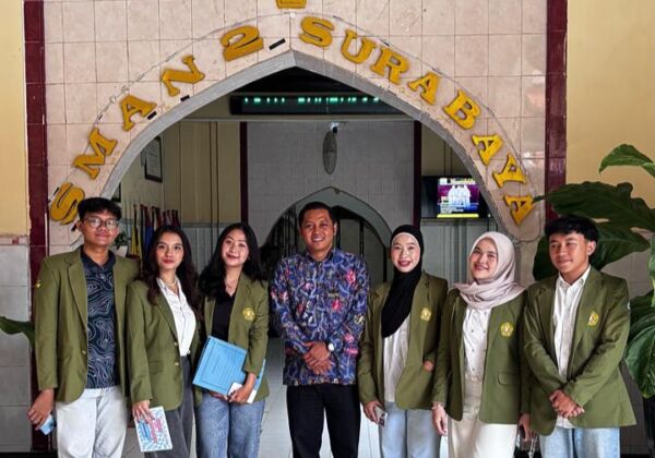 Para mahasiswa dan dosen pendampingi dari UPN Veteran Jatim saat menggelar pelatihan public speaking di SMAN 2 Surabaya/Dok.bicarasurabaya.com