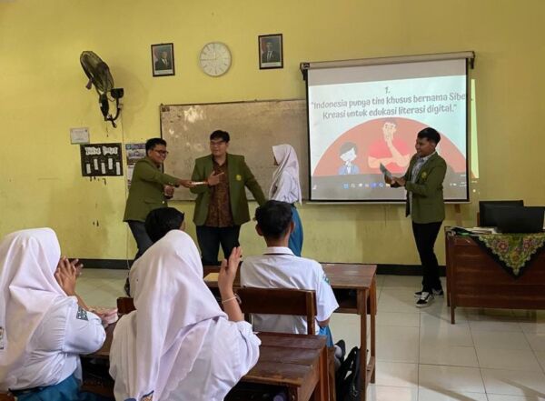 Mahasiswa UPN Veteran Jatim saat Sosialisasikan Tips Menghindari Hoaks di SMAN 1 Gedangan/istimewa