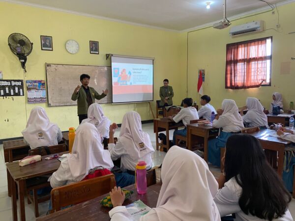 Mahasiswa UPN Veteran Jatim saat Sosialisasikan Tips Menghindari Hoaks di SMAN 1 Gedangan/istimewa