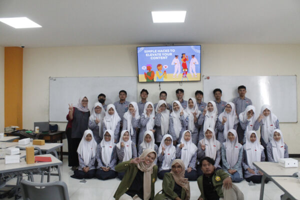 Foto bersama seusai penyampaikan materi/istimewa
