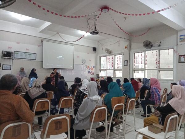 Prof. Ignatia Martha dan Kiky Asmara saat menyampaikan materi pemilihan produk/istimewa