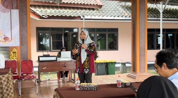 Susi Hardjati/Koordinator Program Studi Administrasi Publik UPN Veteran Jatim saat menyampaikan paparannya/istimewa