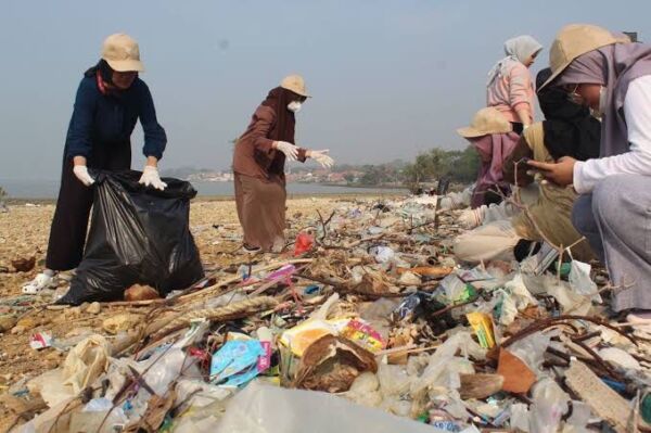 Para mahasiswa bersama warga bersihkan sampah bersama-sama di pantai/istimewa