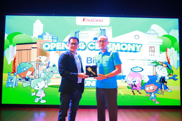 Penyerahan City Key saat peluncuran Biznet Internet Center di KidZania Surabaya/dok.bicarasurabaya.com 
