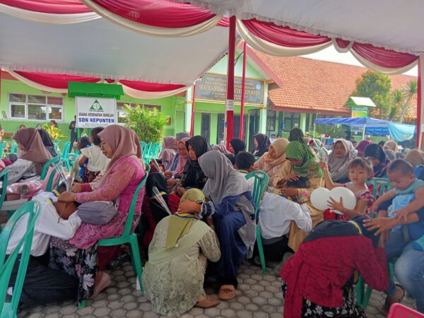 Proses sungkeman siswa yang lulus kepada orang tuanya bikin haru/dok.bicarasurabaya.com