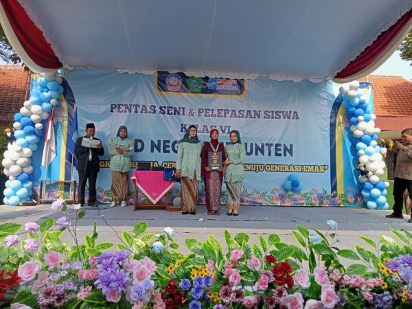 Prosesi pelepasan siswa/dok.bicarasurabaya.com