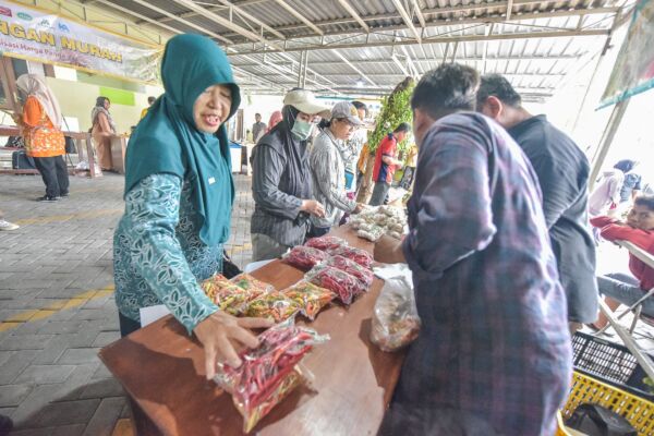 Ilustrasi: Kegiatan pasar murah di Kota Surabaya (dok. Pemkot Surabaya)