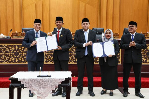 Penandatanganan dokumen RPJMD dalam rapat paripurna di Gedung DPRD Surabaya, Rabu (9/7/2025).