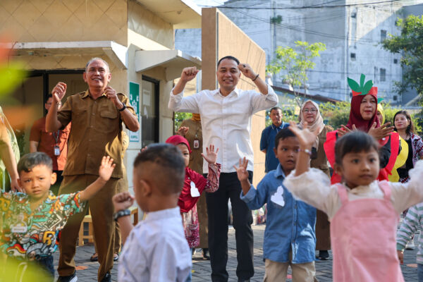 Wali Kota Eri Cahyadi bersama Kepala Dinas Pendidikan Kota Surabaya mengikuti gerakan anak-anak saat MPLS/dok.Diskominfo Surabaya