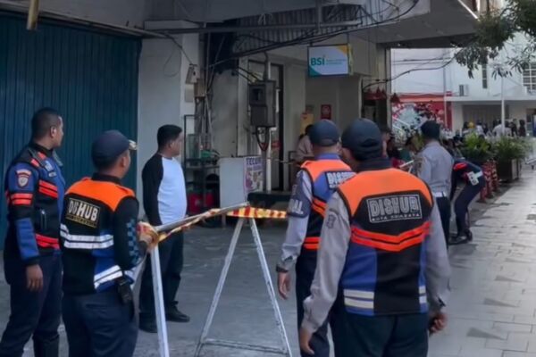 Petugas dari Dinas Perhubungan (Dishub) Surabaya melakukan penataan parkir di Jalan Tunjungan (dok. Diskominfo Surabaya)