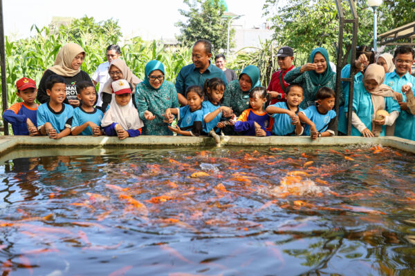 Ketua Bunda PAUD Kota Surabaya, Rini Indriyani, bersama anak-anak Surabaya di Mini Agrowisata/dok.bicarasurabaya.com 