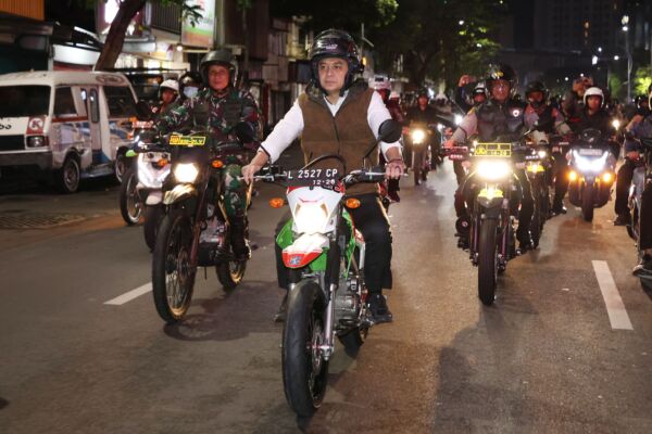 Wali Kota Surabaya Eri Cahyadi saat patroli penerapan jam malam/dok.Diskominfo Surabaya