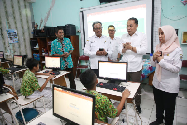 Wali Kota Surabaya Eri Cahyadi saat mengunjungi sekolah meninjau langsung pelaksanaan MPLS/dok.Diskominfo Surabaya