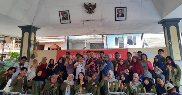 Foto: Dosen Pendamping Lapangan Tri Lathif (Tengah), Bersama Lurah Rungkut Tengah, Wahyu Widayat (Baju putih Tengah) dan warga saat gelar kegiatan KKN di Kel. Rungkut Tengah/dok.bicarasurabaya.com
