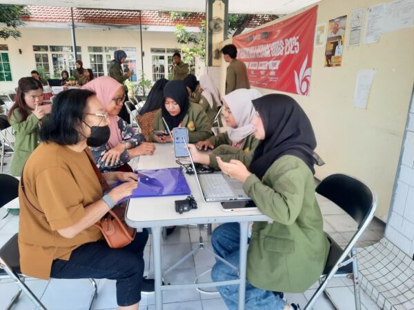 Foto : Mahasiswa UPN Jatim melakukan pendampingan digitalisasi usaha warga/dok.bicarasurabaya.com