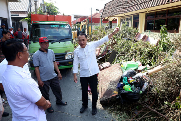 Wali Kota Surabaya Eri Cahyadi, saat sidak sampah hasil kerja bakti di kawasan RW 4 Jepara, Kecamatan Bubutan, Rabu (30/7/2025) (Foto: Diskominfo Surabaya)