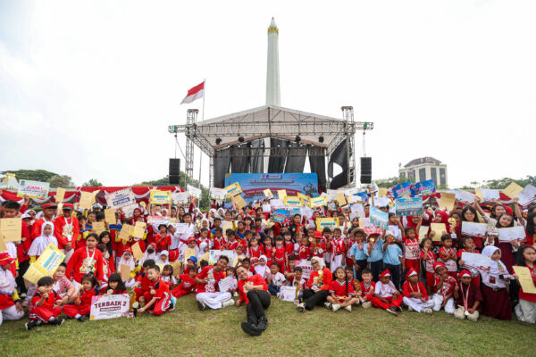 Wali Kota Surabaya Eri Cahyadi foto bersama seusai memberikan hadiah dalam puncak HAN 2025 di Tugu Pahlawan/dok.bicarasurabaya.com