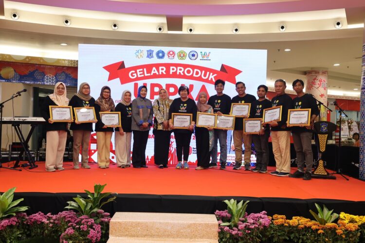 Jajaran pemkot memberikan sertifikat penghargaan kepada 9 dosen UPN Veteran Jatim yang mendampingi UPPKA Wonokromo/dok.bicarasurabaya.com