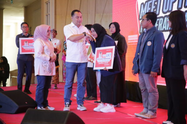 Wali Kota Surabaya Eri Cahyadi saat memberikan beasiswa secara simbolis/dok.bicarasurabaya.com