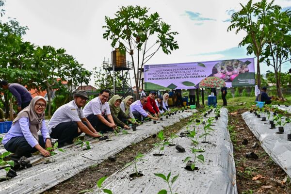 Jajaran pemkot dan warga menanam ribuan cabai/dok.bicarasurabaya.com