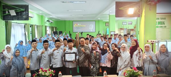 Tim Pengabdian Masyarakat UPNVJT melalui Program Pengabdian Masyarakat Dosen Program Sudi Ilmu Komunikasi menginisiasi pelaksanaan Pelatihan Keterampilan Public Speaking sebagai Upaya Penguatan Potensi Siswa MTsN 3 Jombang, Jawa Timur/istimewa
