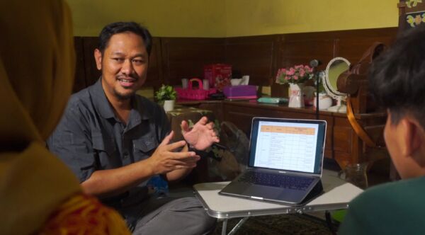 Tim Dosen UPN Jatim saat memberikan pelatihan kepada pelaku UMKM batik/istimewa