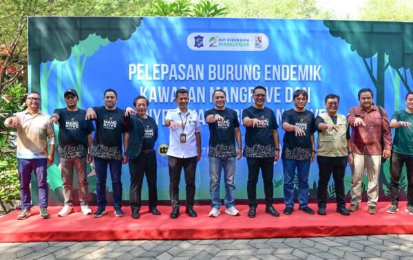 Pelepasan burung endemik di Kebun Raya Mangrove Surabaya/dok. Diskominfo Surabaya