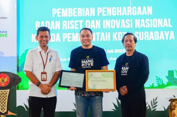Wali Kota Surabaya Eri Cahyadi menerima penghargaan di Kebun Raya Mangrove/dok. Diskominfo Surabaya