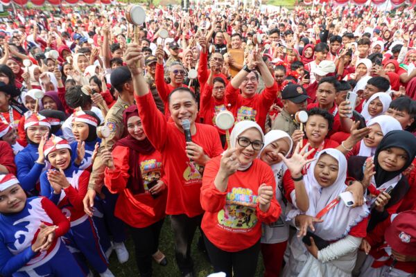 Wali Kota Surabaya Eri Cahyadi bersama istrinya saat  berada di peringatan Hari Anak Nasional/dok.Diskominfo Surabaya
