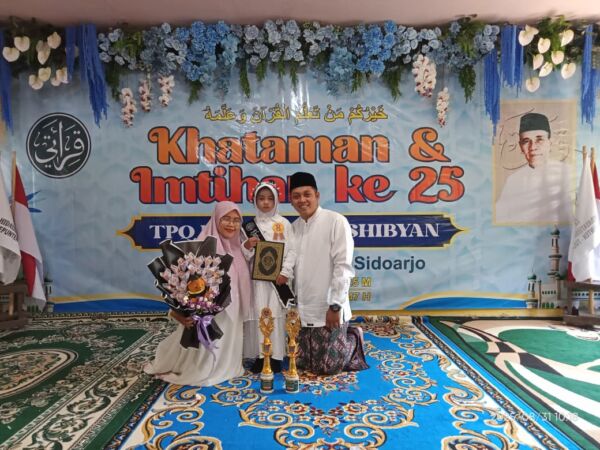 Santri cilik Fatin Amiratul Ummah foto bersama orang tuanya seusai imtihan/dok.istimewa